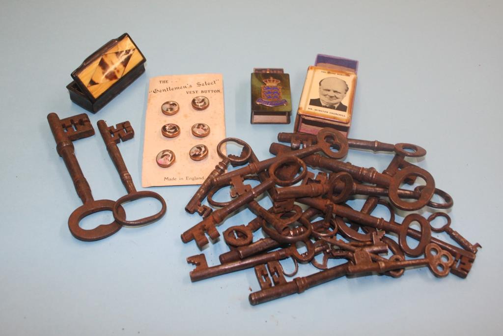 Antique keys, horn, snuff box, set of vest buttons etc.