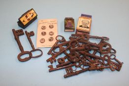 Antique keys, horn, snuff box, set of vest buttons etc.