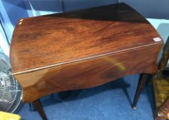 A good 19th century mahogany butterfly top Pembroke table, with single frieze drawer