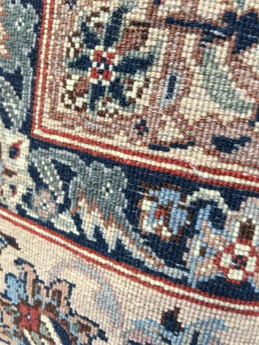 A good quality Persian cream ground rug, 128cm x 110cm - Image 4 of 4