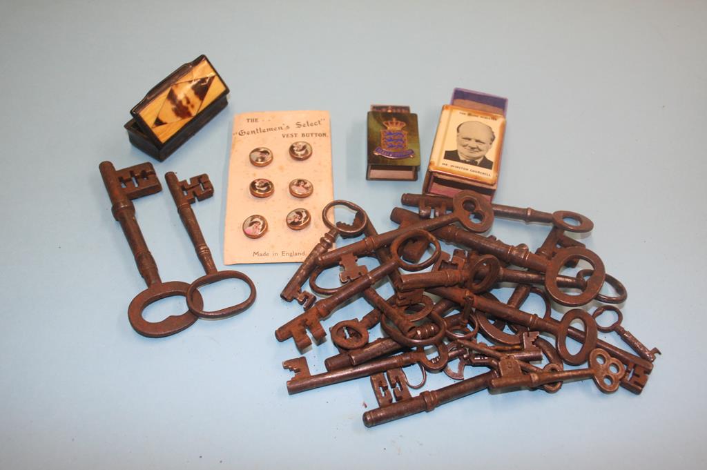 Antique keys, horn, snuff box, set of vest buttons etc. - Image 2 of 2