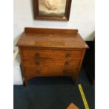 An oak chest of drawers