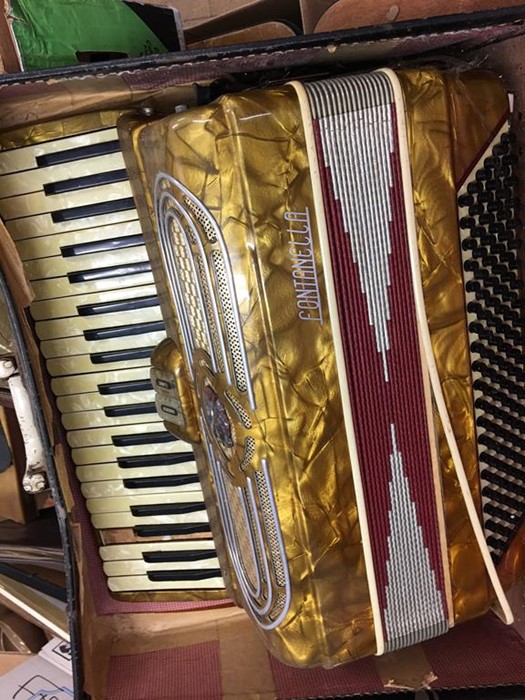 An accordion - Image 2 of 4