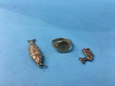 A 9ct ring, a 9ct fish etc., weight 13.7g