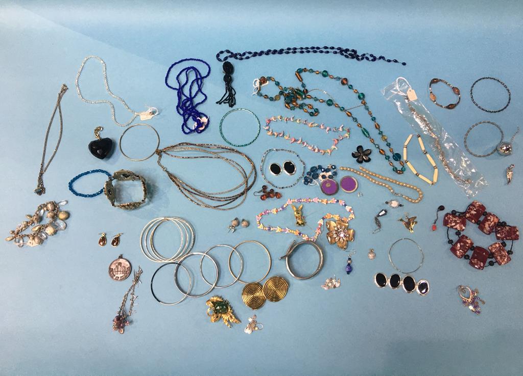 Quantity of costume jewellery