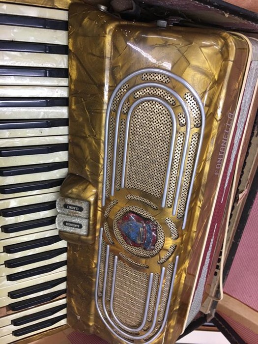 An accordion - Image 3 of 4