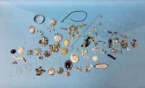 Quantity of costume jewellery, brooches etc.