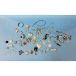 Quantity of costume jewellery, brooches etc.