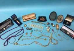 Quantity of costume jewellery