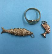 A 9ct ring, a 9ct fish etc., weight 13.7g