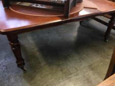 Mahogany extending dining table, with extra leaf