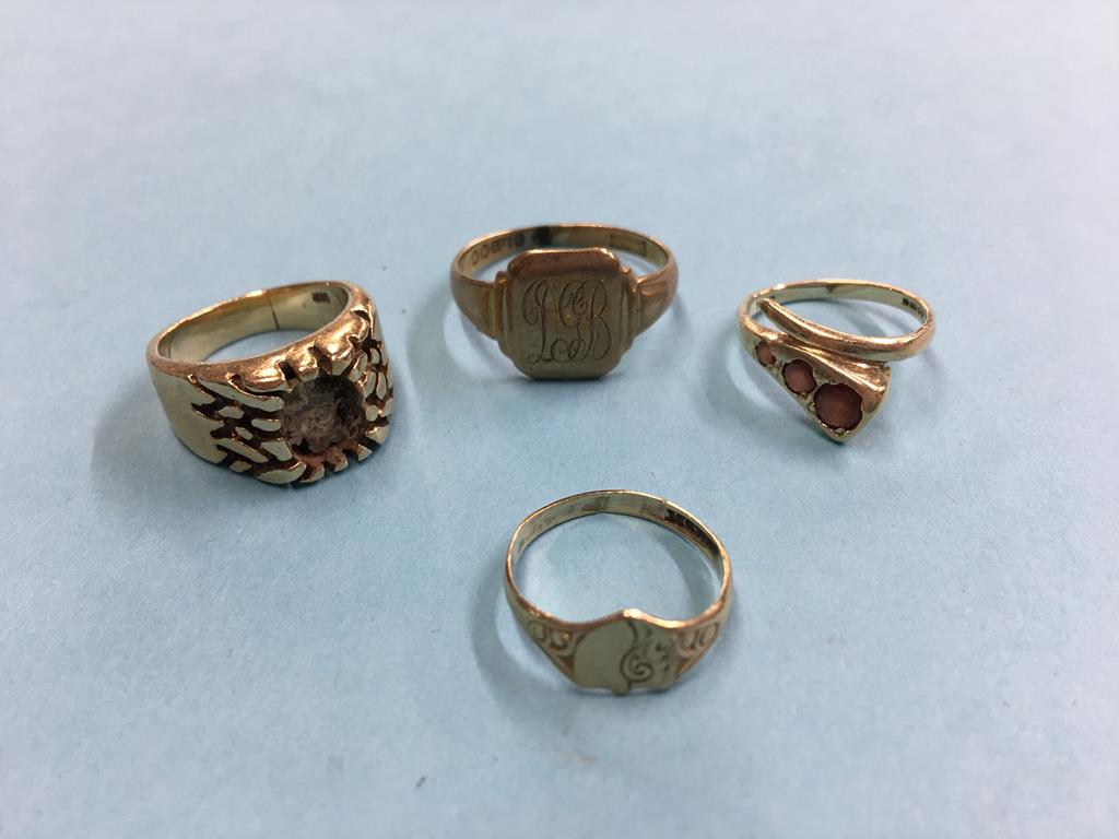 Two 9ct gold rings, 5.2g and two others