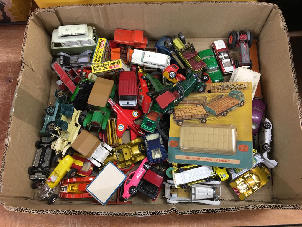 Tray of die cast cars/toys