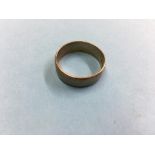 A 9ct gold ring, 4.1g