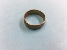 A 9ct gold ring, 4.1g