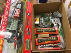 Hornby carriages, accessories and boxed Hornby 'GWR Passenger Freight' set