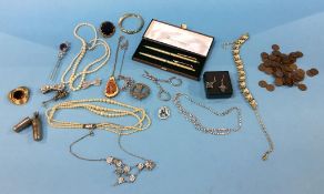 Quantity of costume jewellery