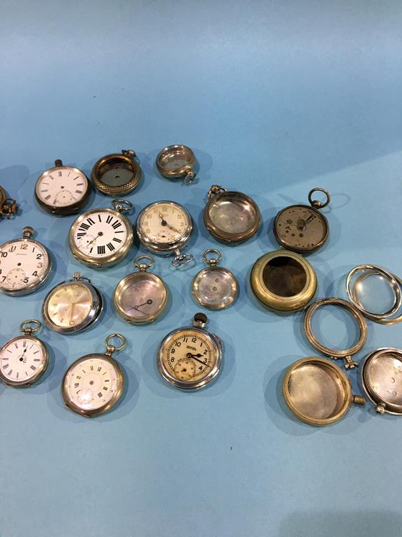 A box of various pocket watches - Image 3 of 3