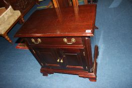 A reproduction mahogany Stickley side cabinet, 66cm wide