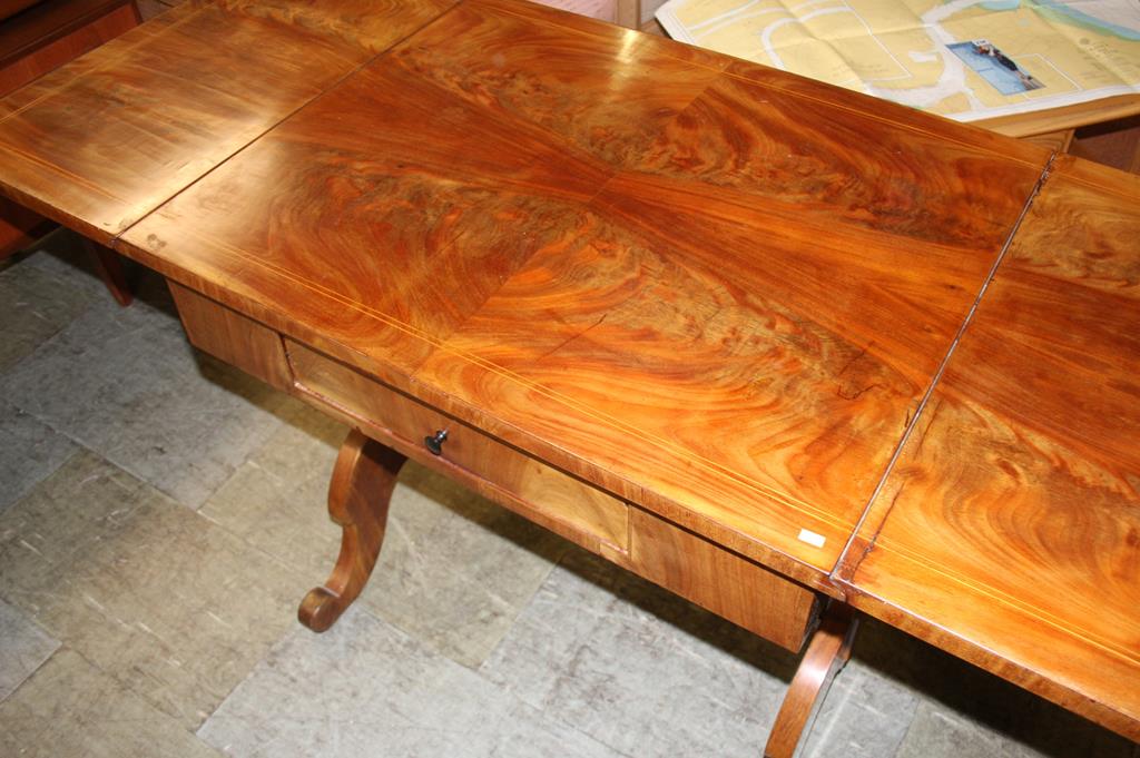 A mahogany sofa table, 152 x 65cm - Image 2 of 3