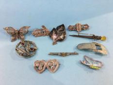 Ten assorted brooches