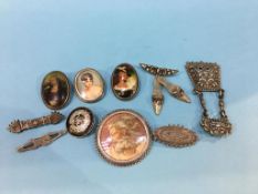 Ten assorted brooches