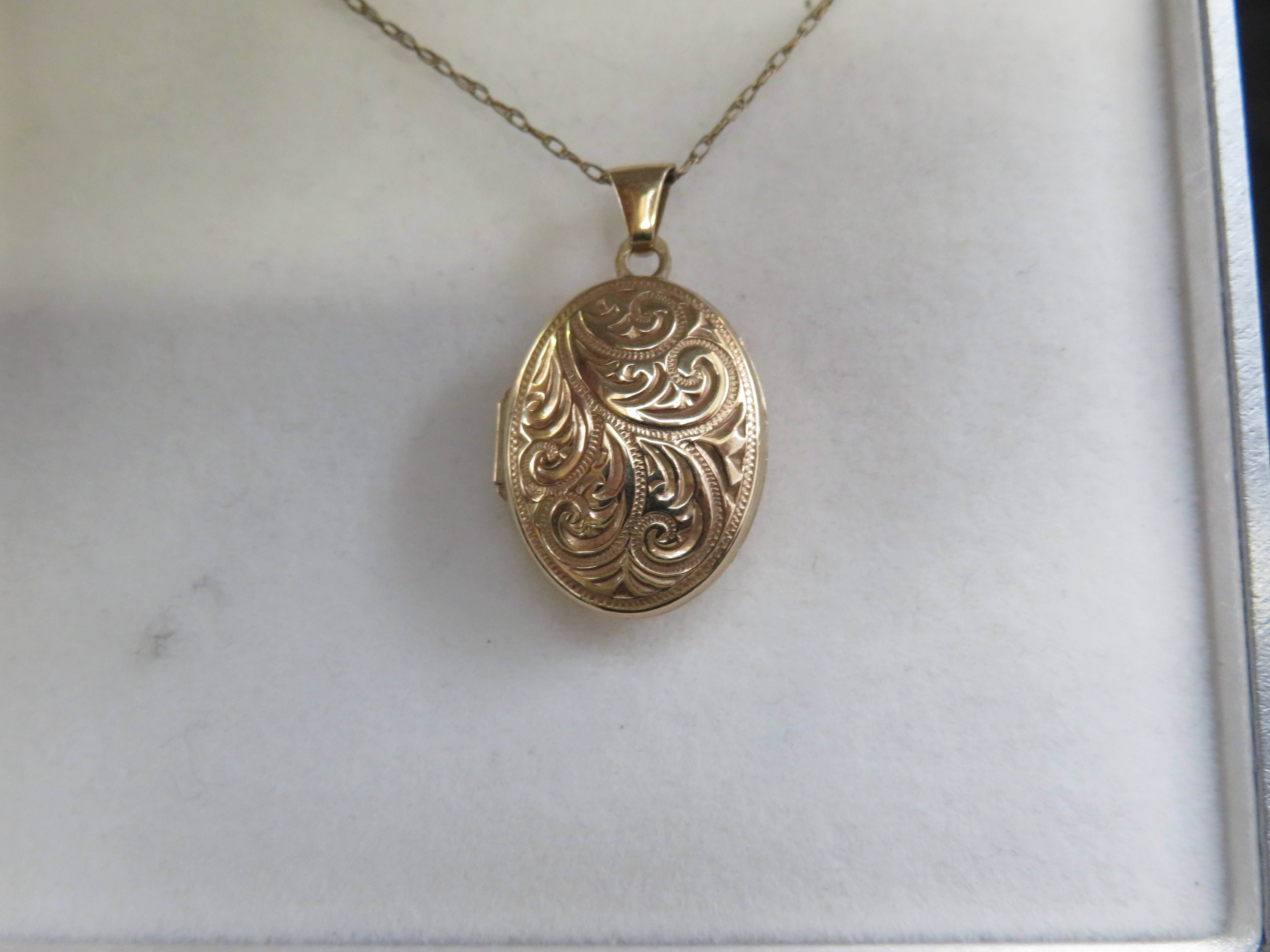 9ct Gold locket & chain