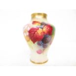 Royal Worcester 2491 leaf & berry pattern vase Hei