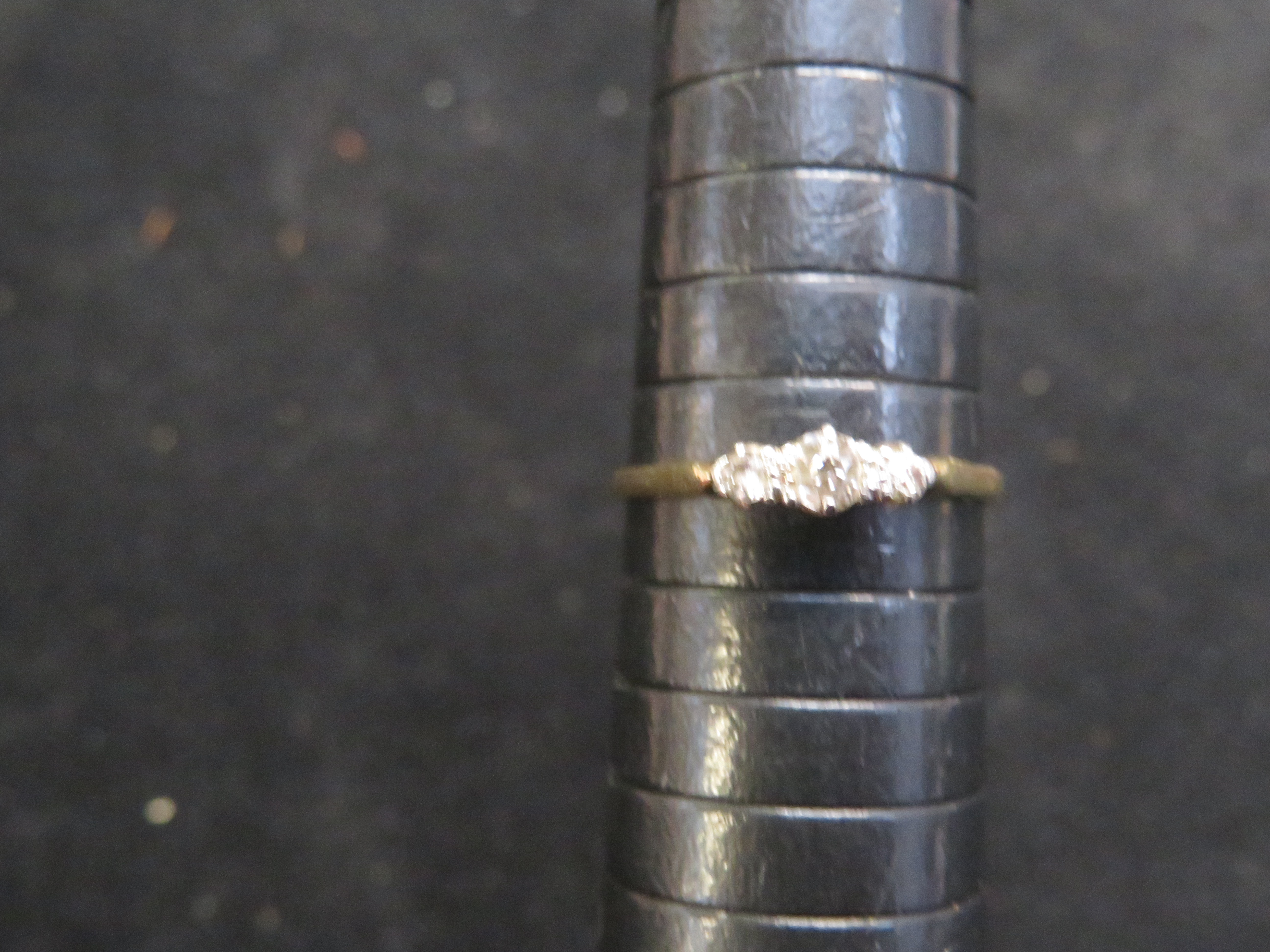 18ct Gold 3 stone diamond ring, diamond set in pla