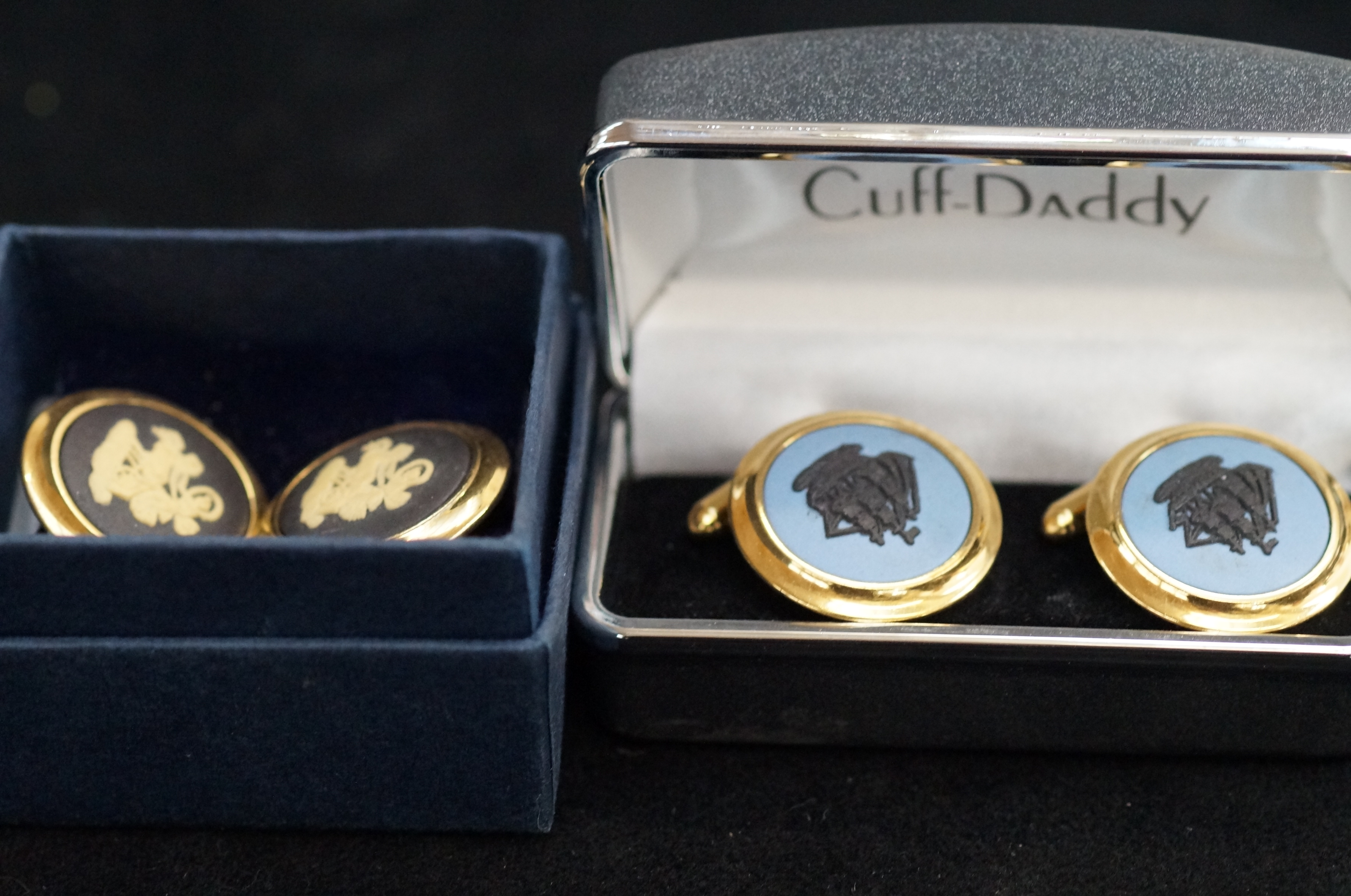 2 Wedgwood pairs of cufflinks