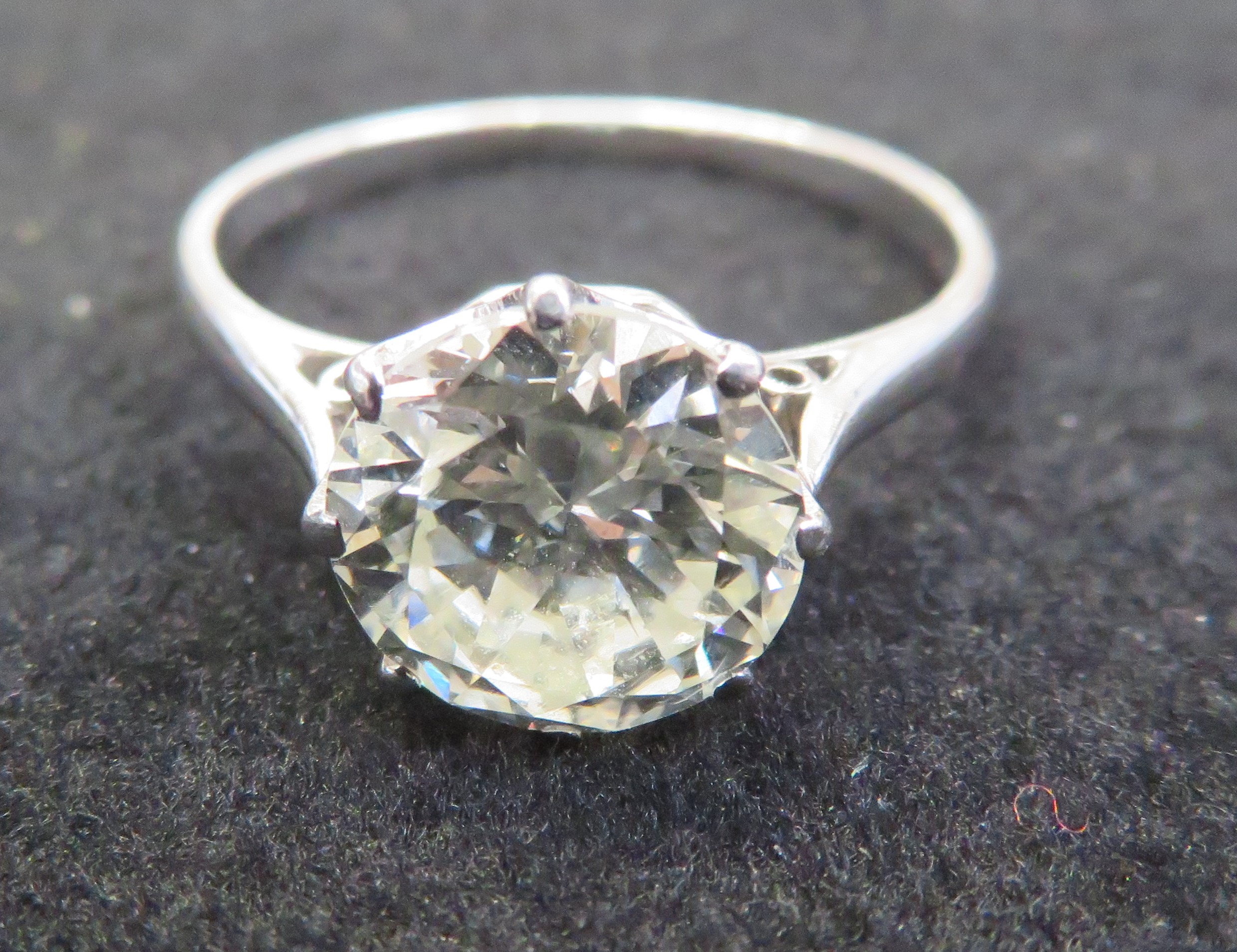 2.39 carat diamond ring Shape - Brilliant cut Weig