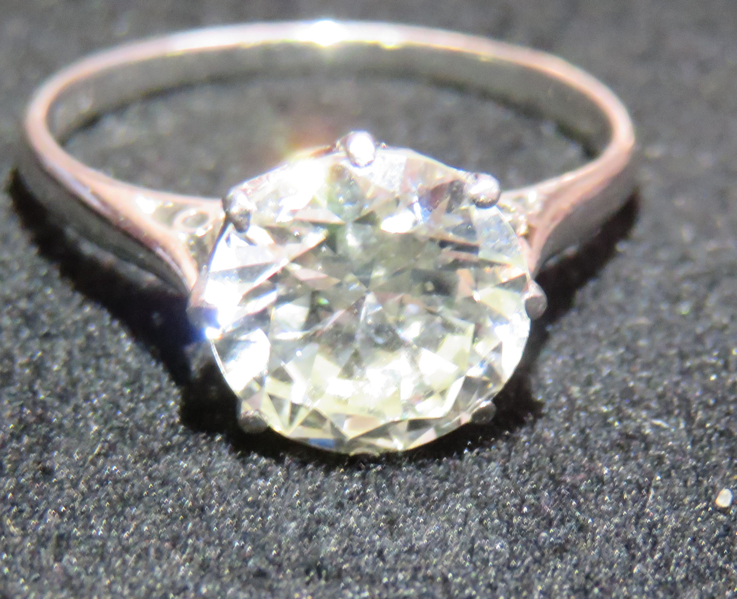 2.39 carat diamond ring Shape - Brilliant cut Weig - Image 4 of 10