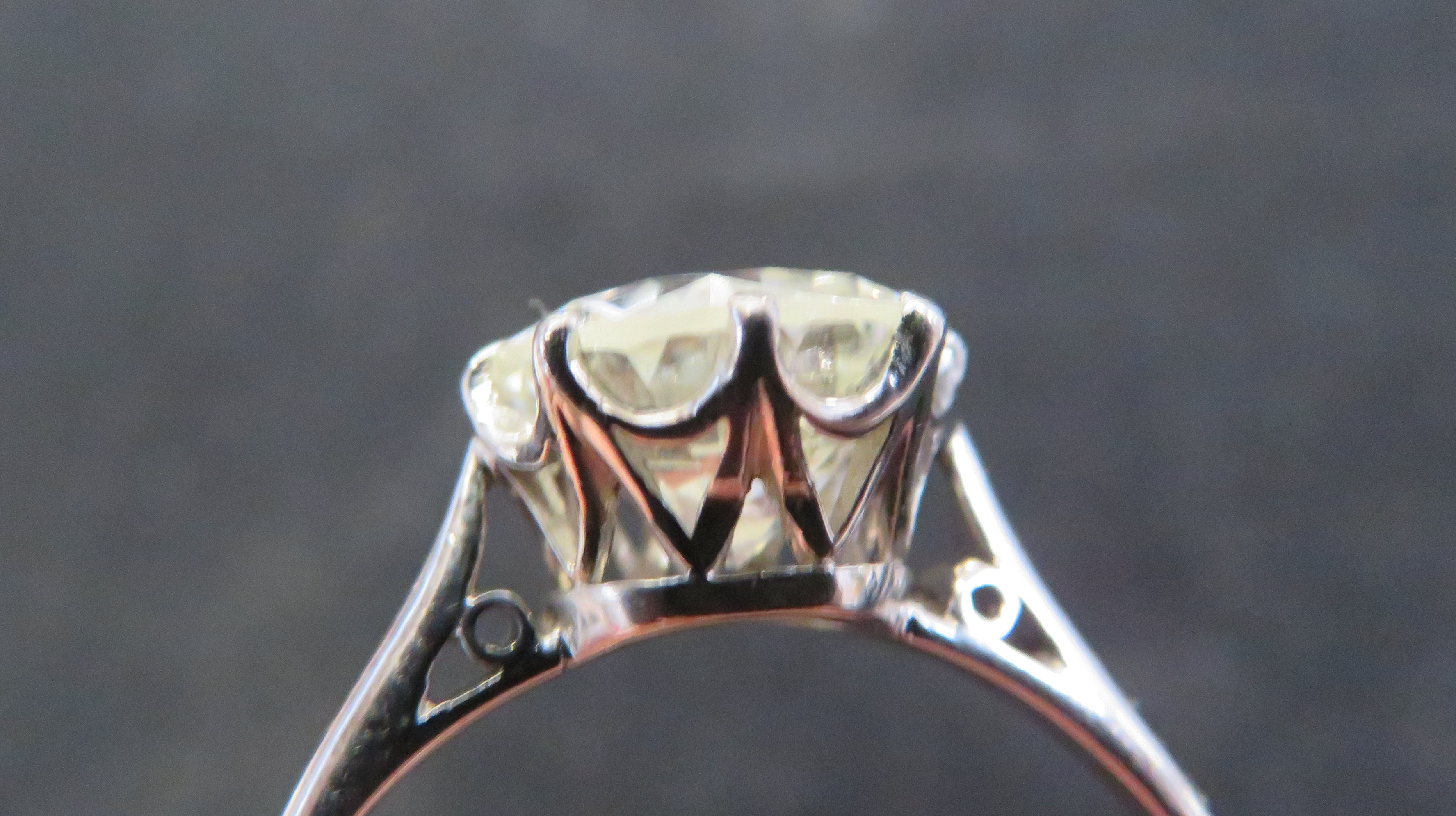 2.39 carat diamond ring Shape - Brilliant cut Weig - Image 2 of 10