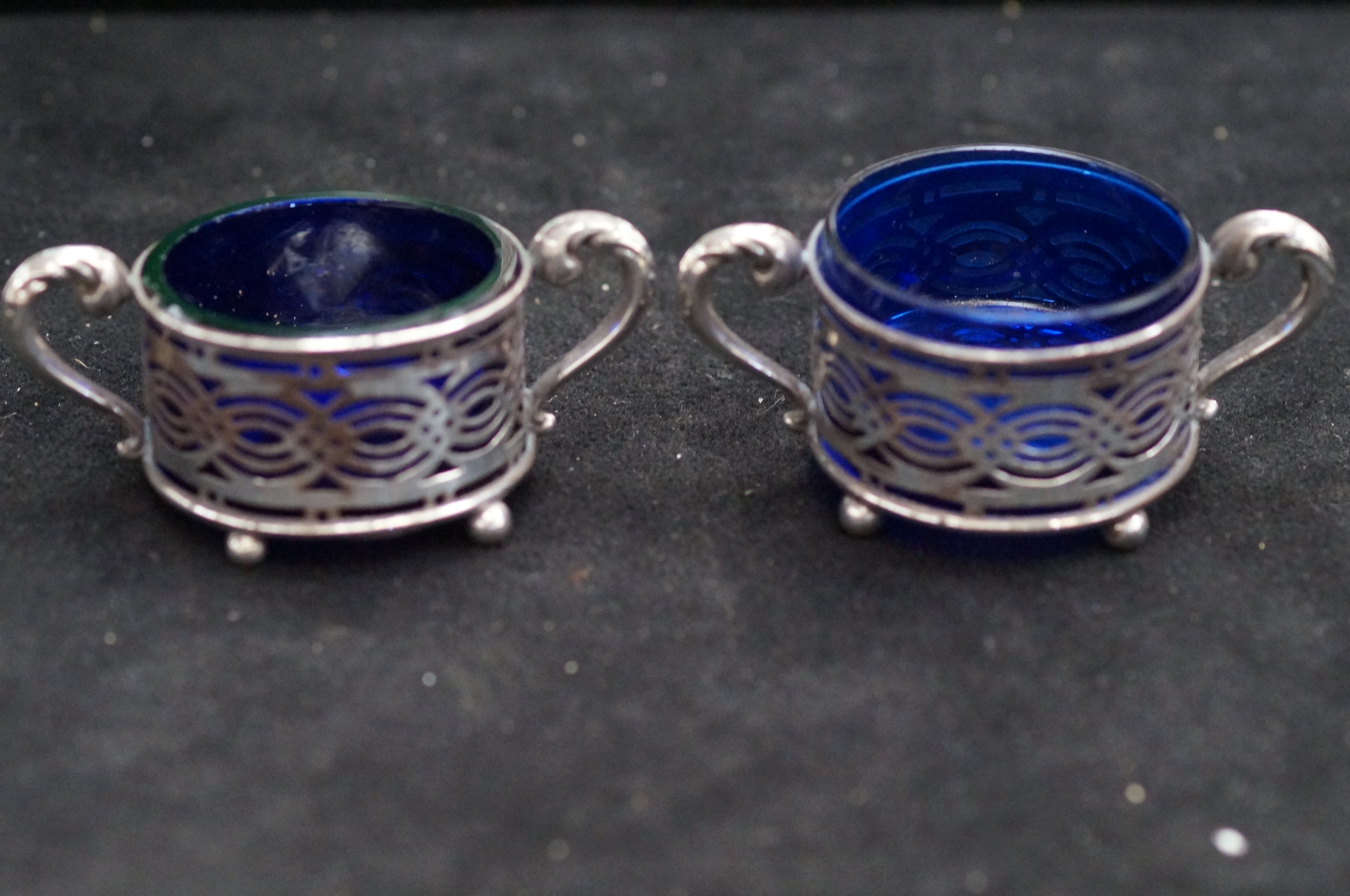 2x Silver salts with blue glass liners, 1 A/F
