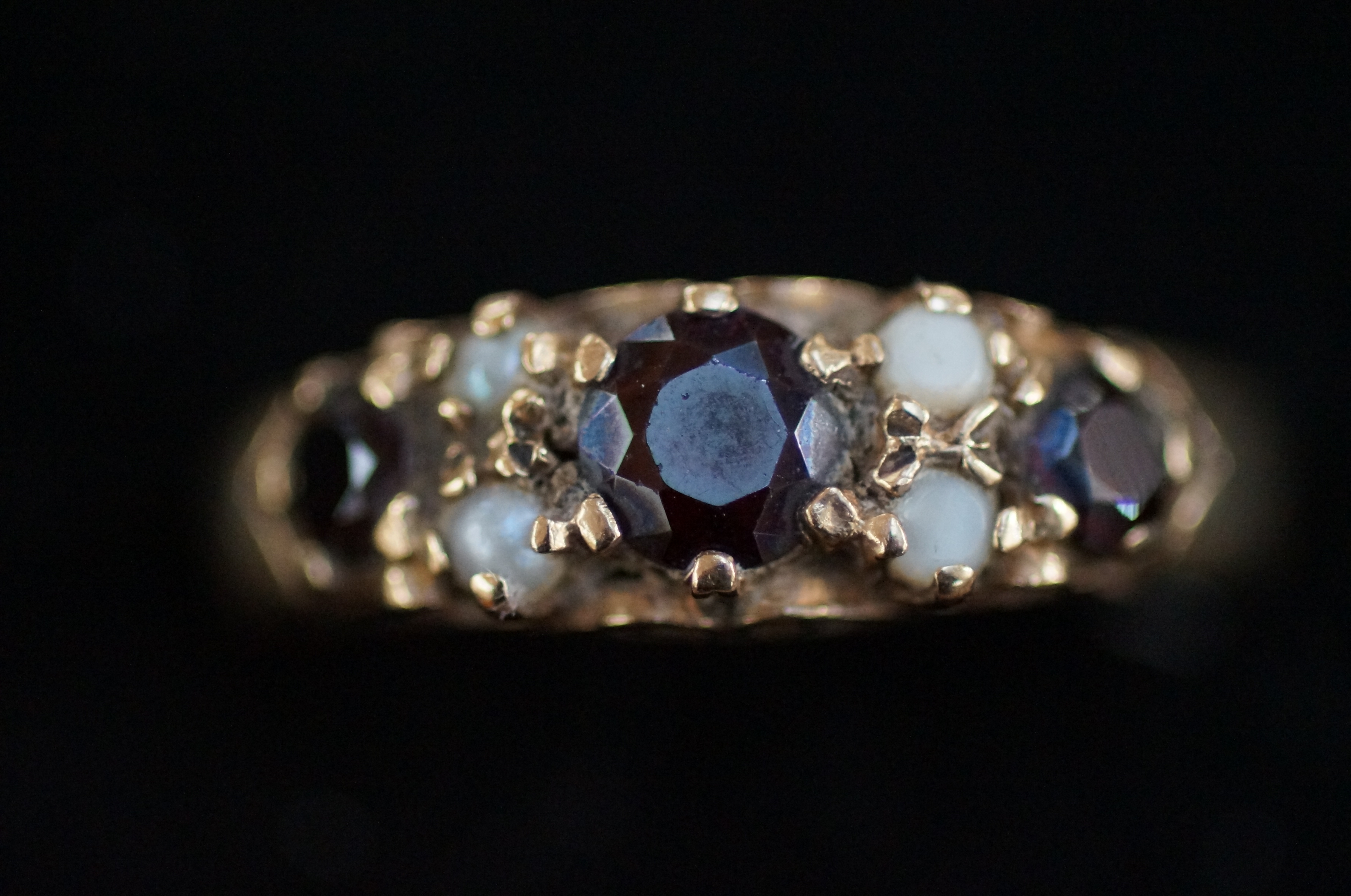 9ct gold ring set with garnet and seed pearl size