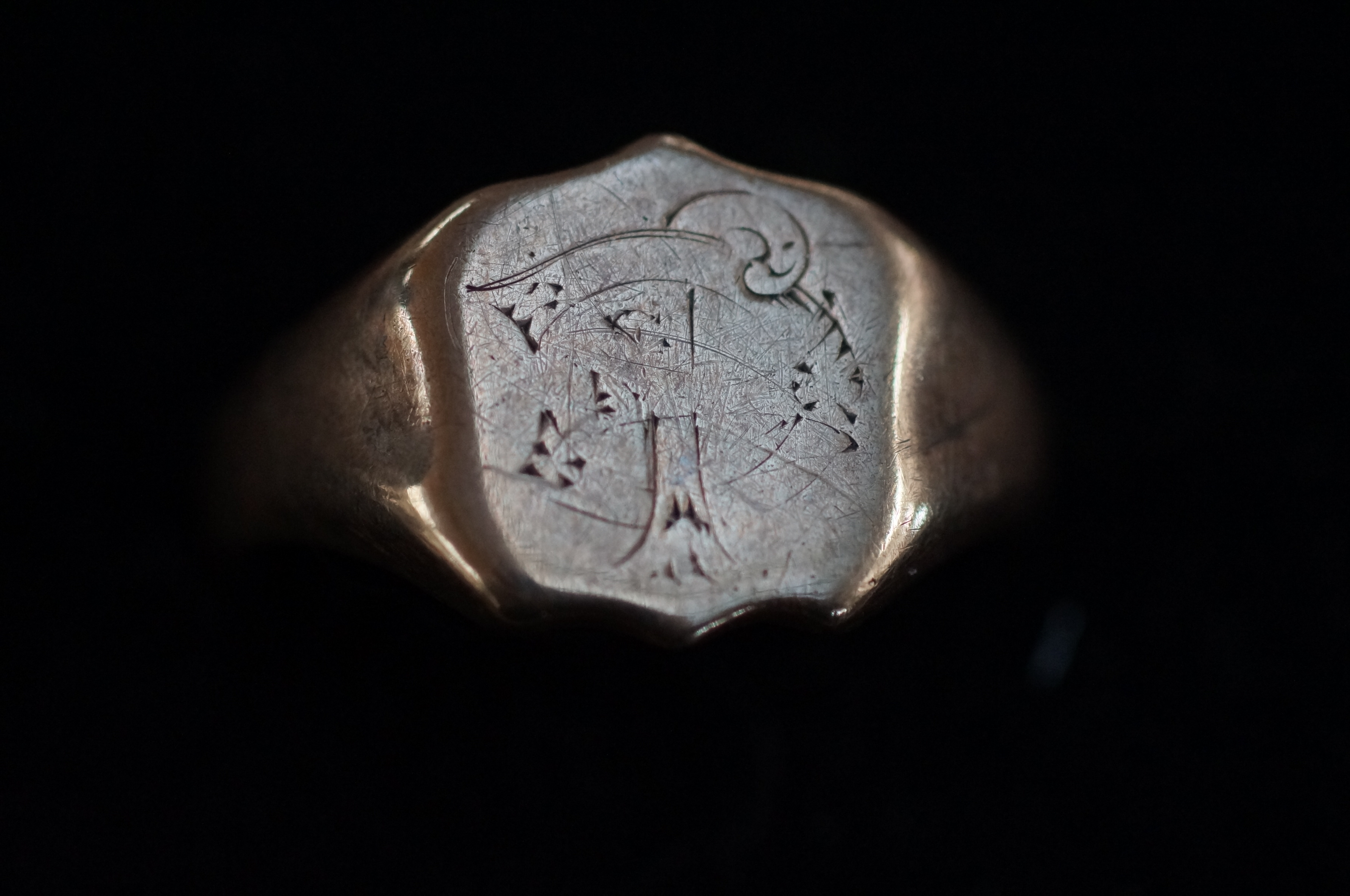 9ct gold signet ring 4.8 grams size Q