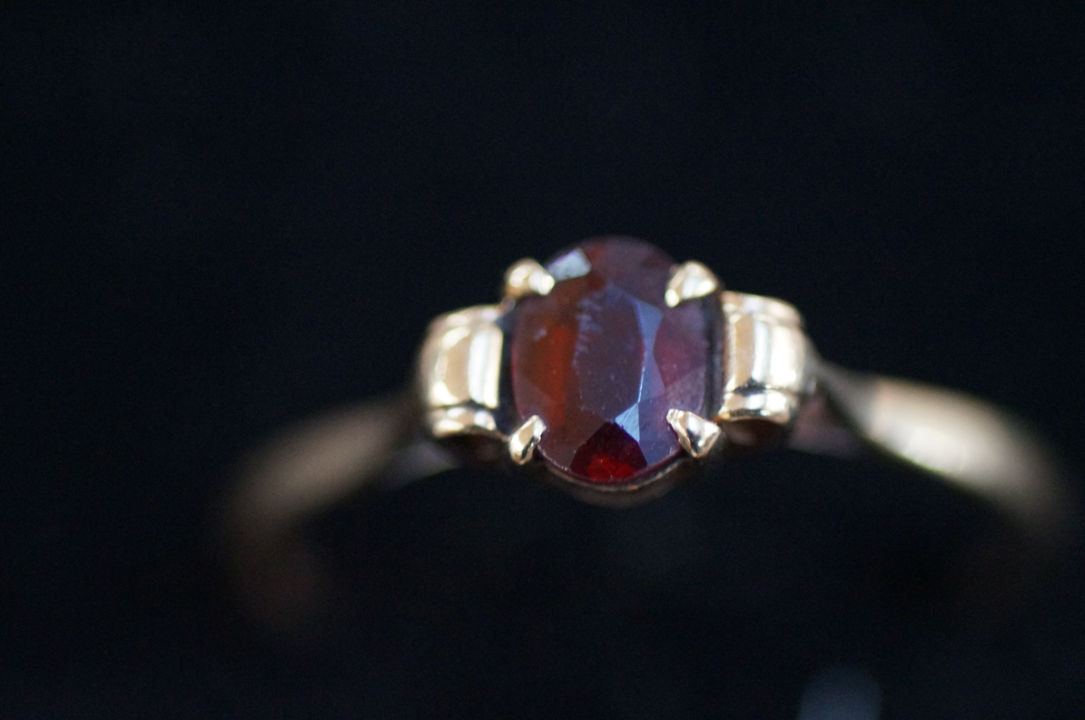 9ct gold ring set with garnet. Size W