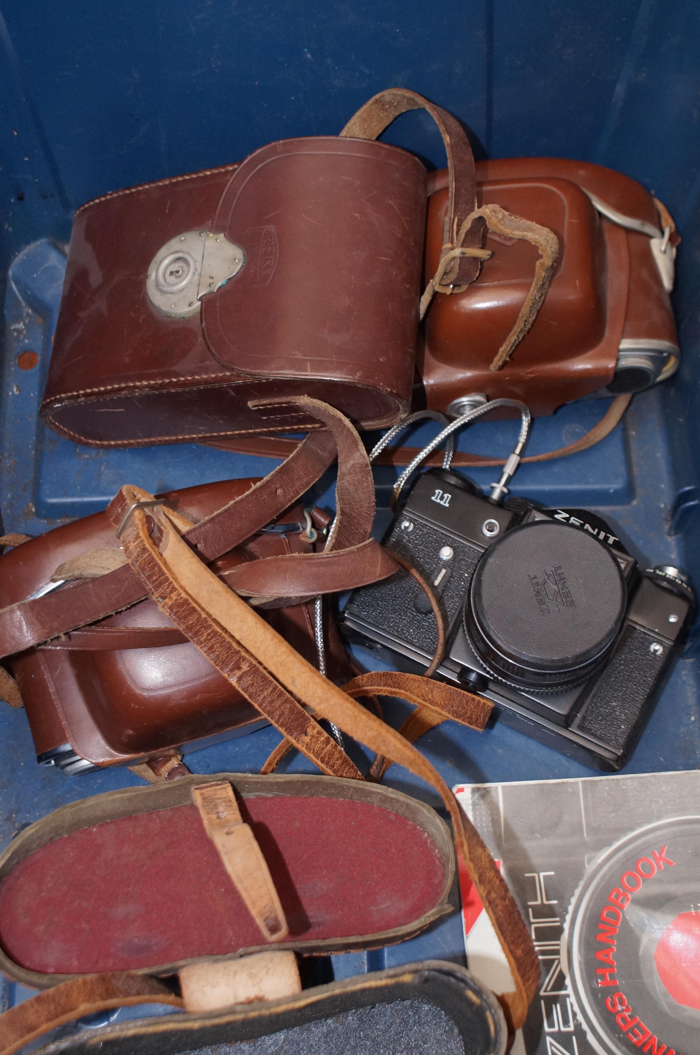 4 Vintage cameras & camera case