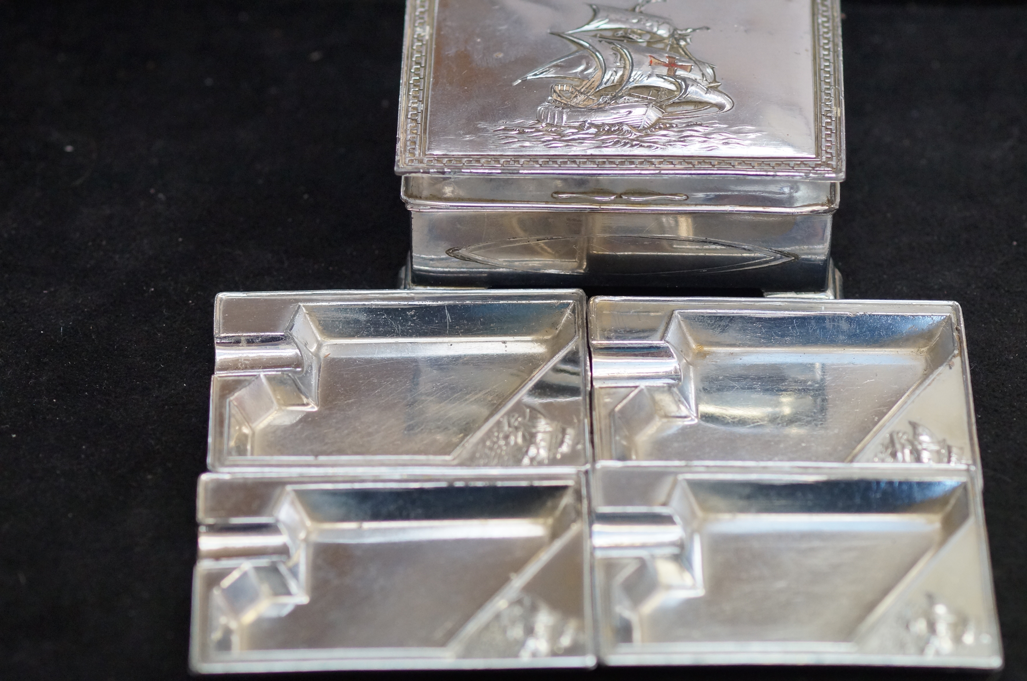 Art deco chrome boxed ashtrays x4