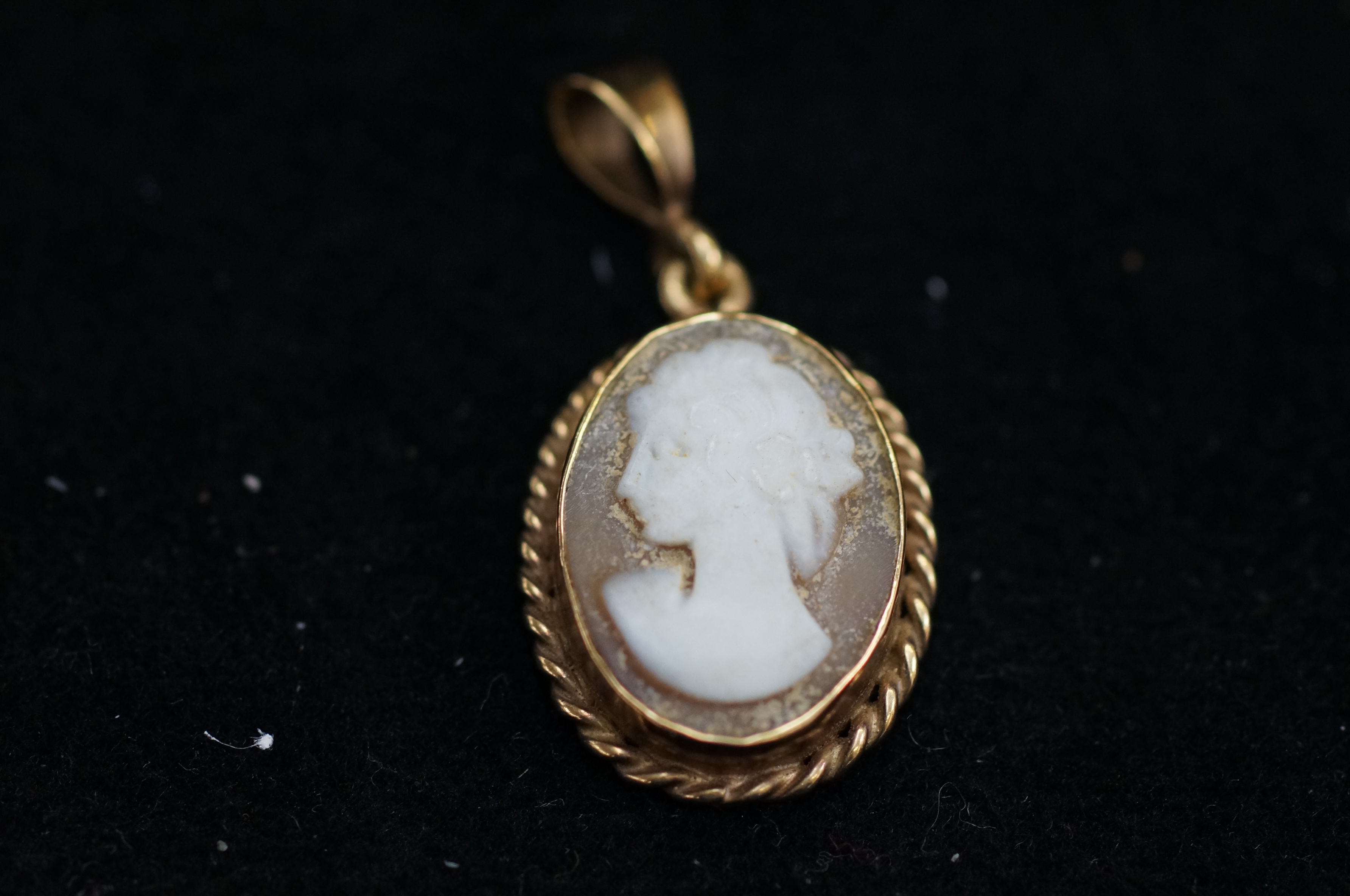 9ct Gold cameo pendant