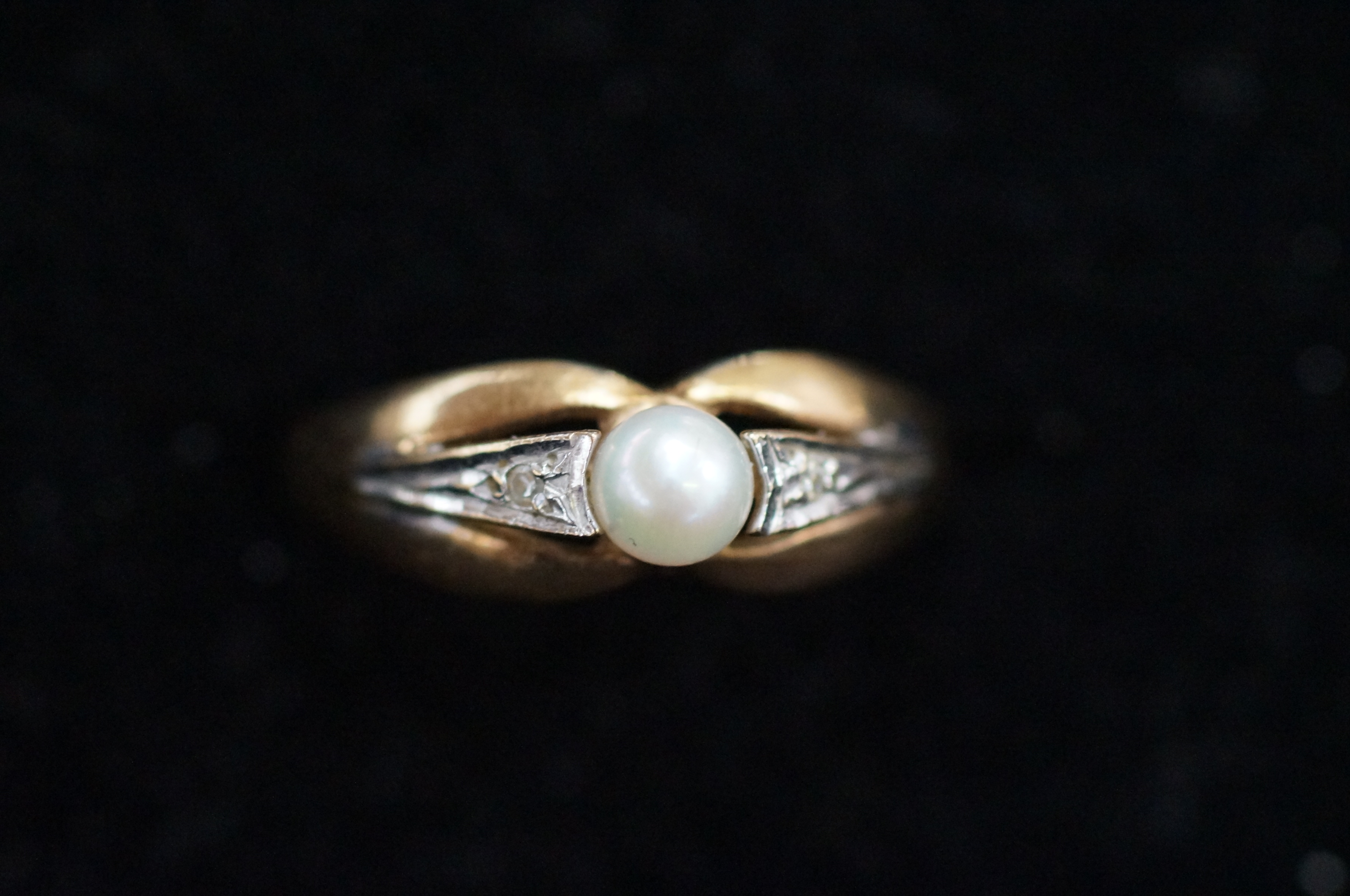 9ct Gold pearl ring Size P