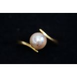 Gold ring set with single pearl stamped 850 Size L