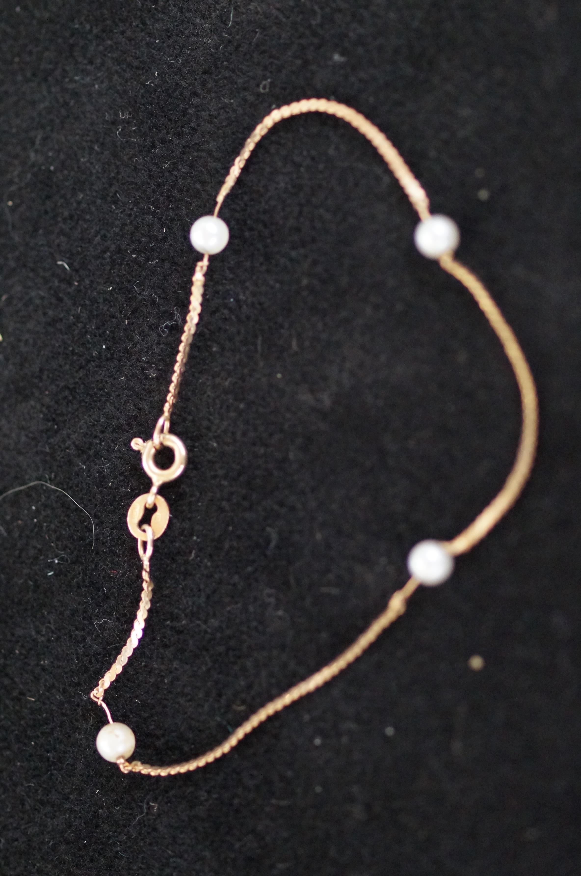 9ct Gold bracelet set with 4 pearls