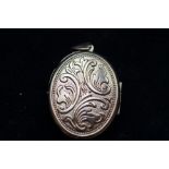 9ct gold oval locket 4.4 grams