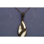 Silver chain & pendant set with mother of pearl