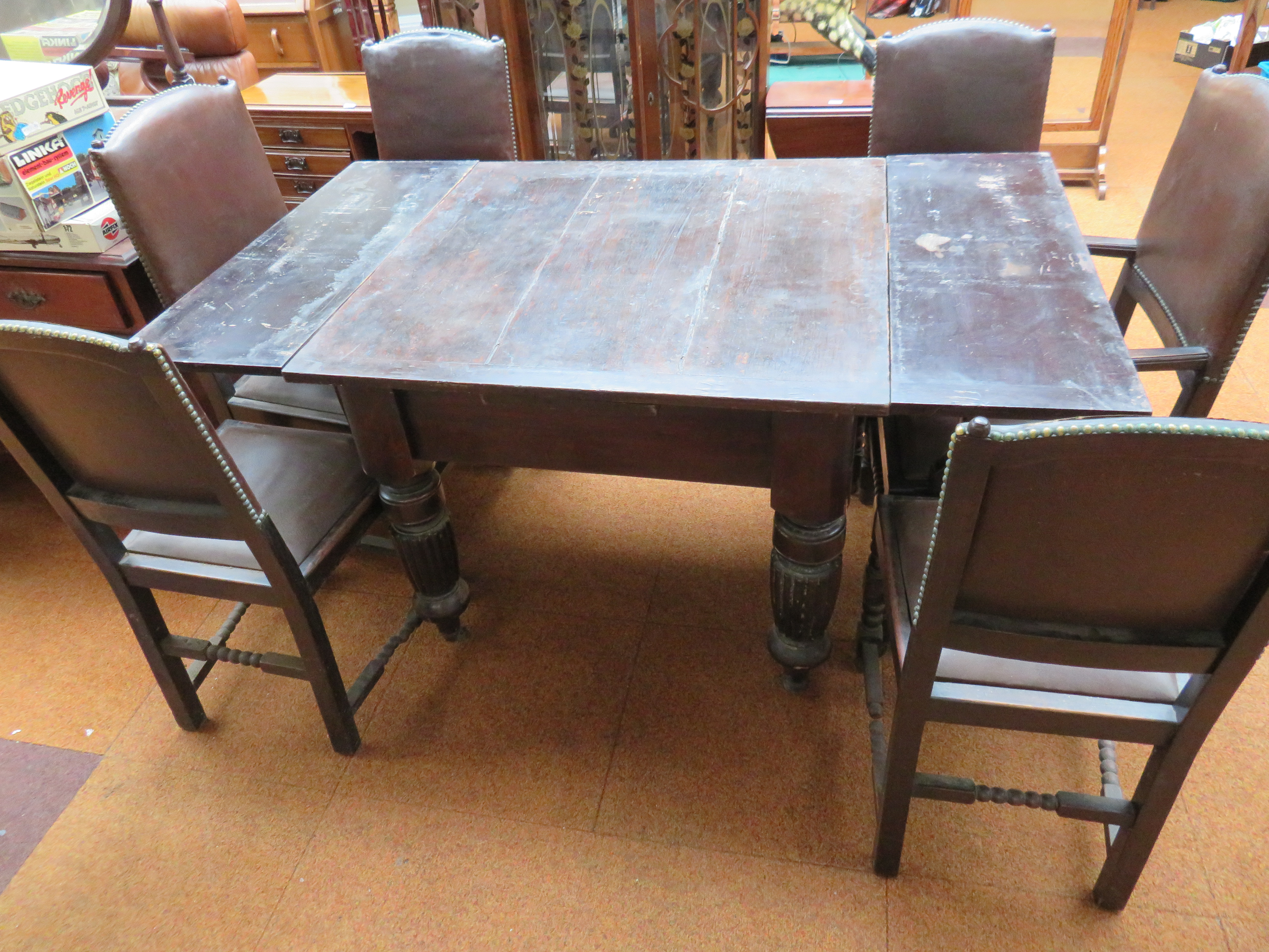 Early 20th century dining table with bulburst legs