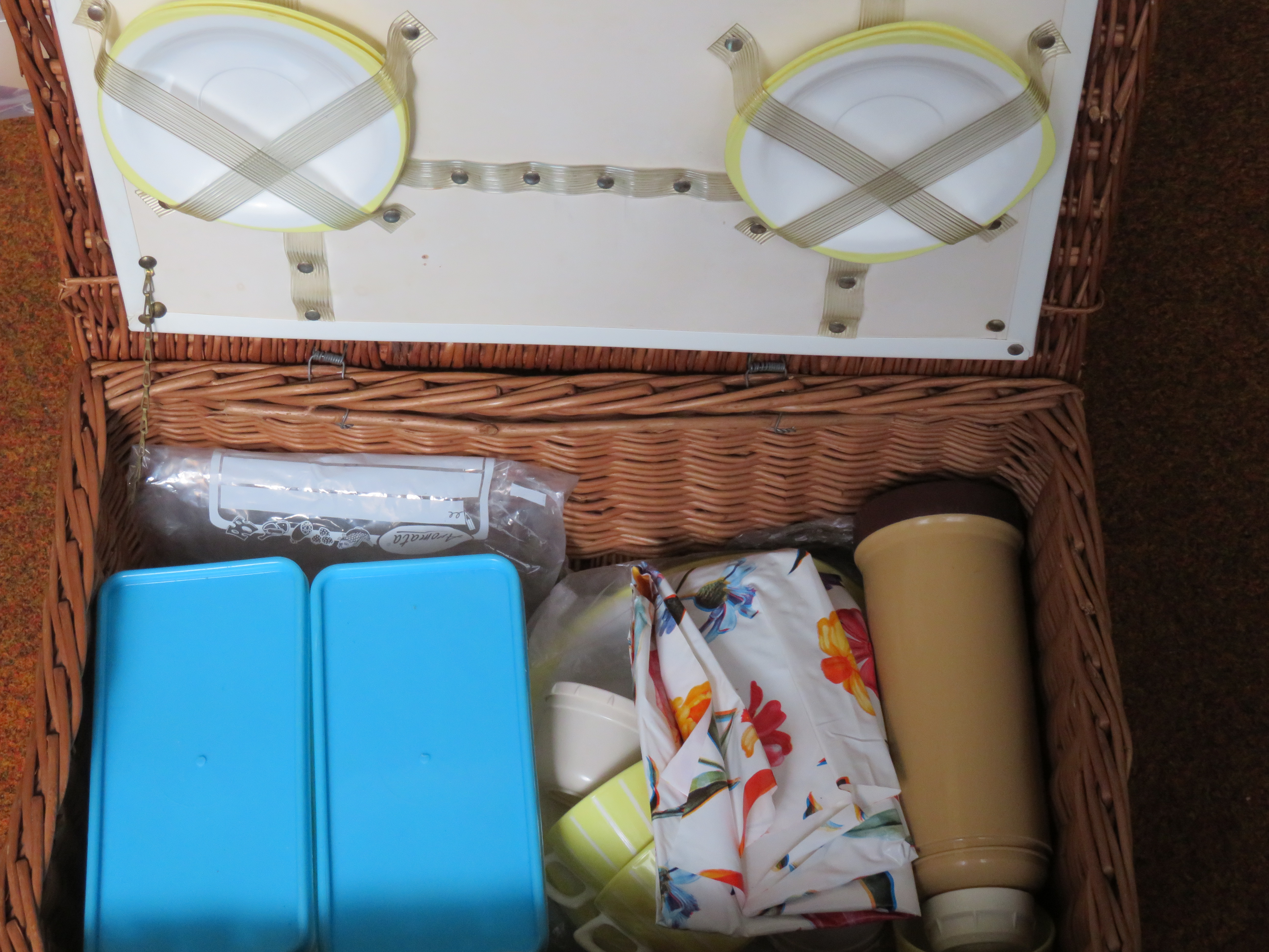 Vintage picnic hamper set