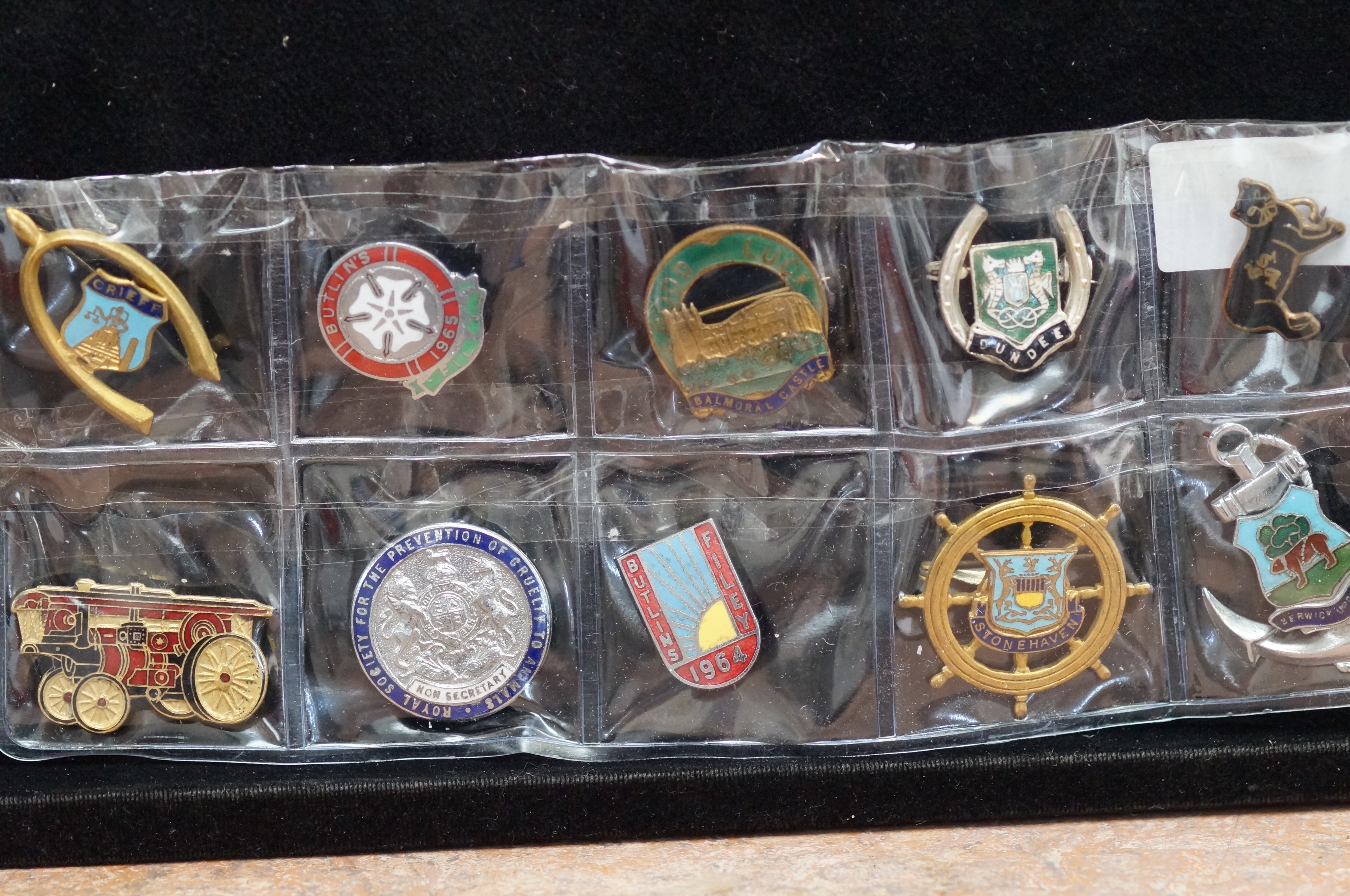 10x Vintage badges inc Butlins