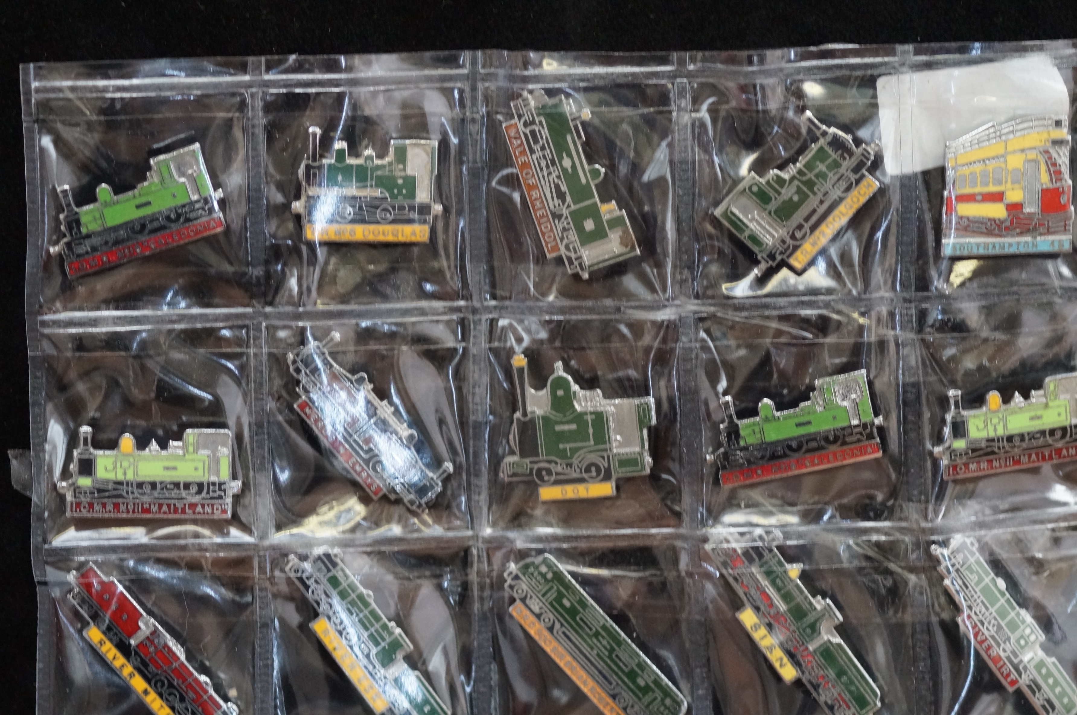 15x Vintage train badges