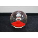 Controlled bubble paperweight